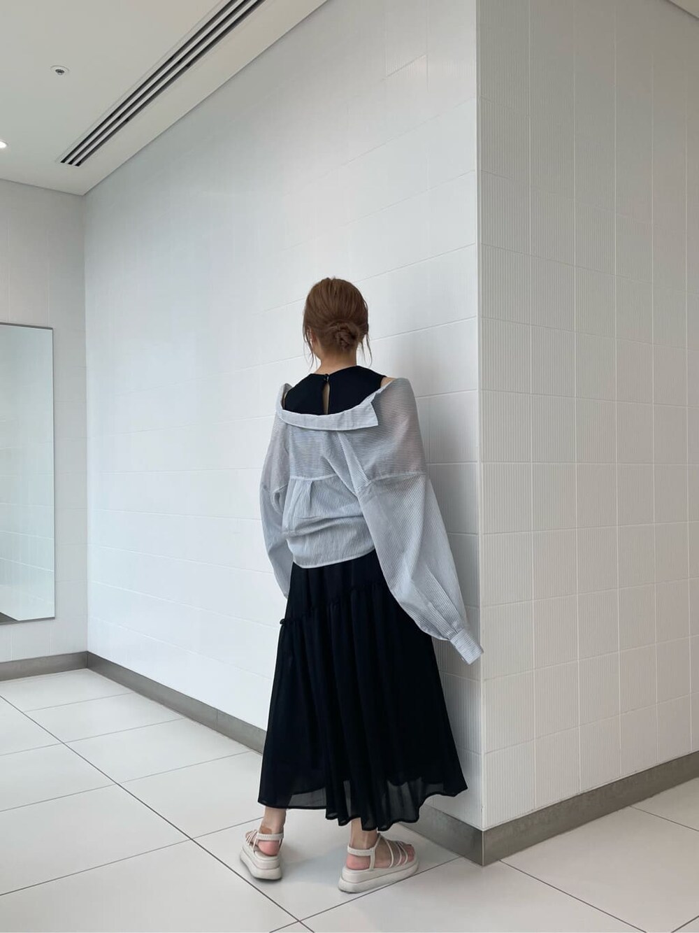 ブラック系のワンピースを着用したレディースの夏コーディネートの3枚目の写真