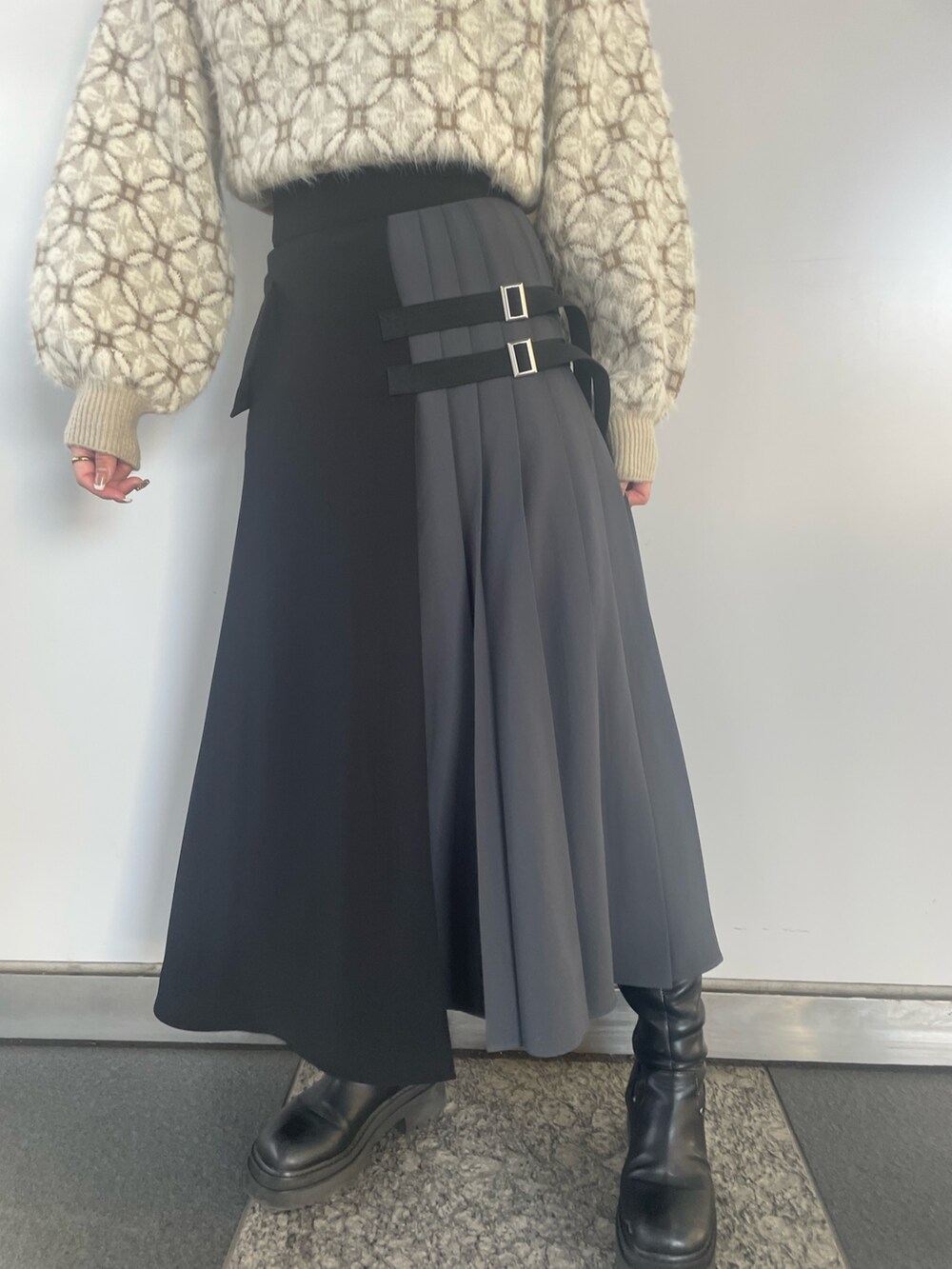 ホワイト系のニット/セーター、ブラック系のスカートを着用したレディースの冬コーディネートの8枚目の写真