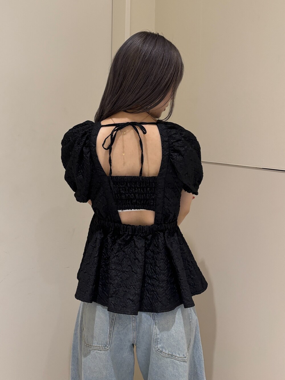 ブラック系のパンプス、ブルー系のデニムパンツ、ブラック系のシャツ/ブラウスを着用したレディースの夏コーディネートの5枚目の写真