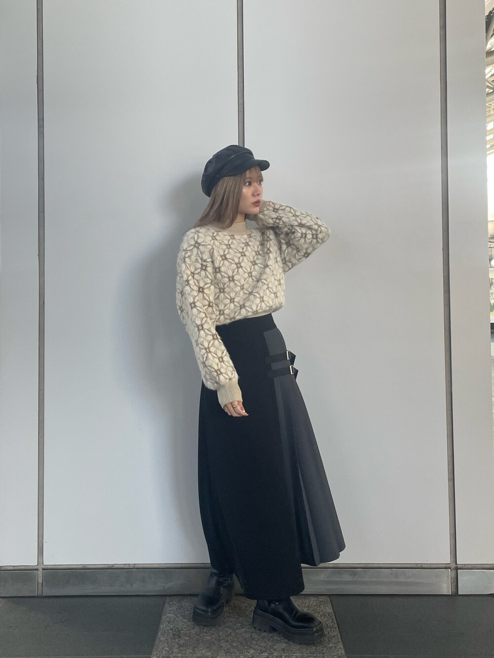 ホワイト系のニット/セーター、ブラック系のスカートを着用したレディースの冬コーディネートの4枚目の写真