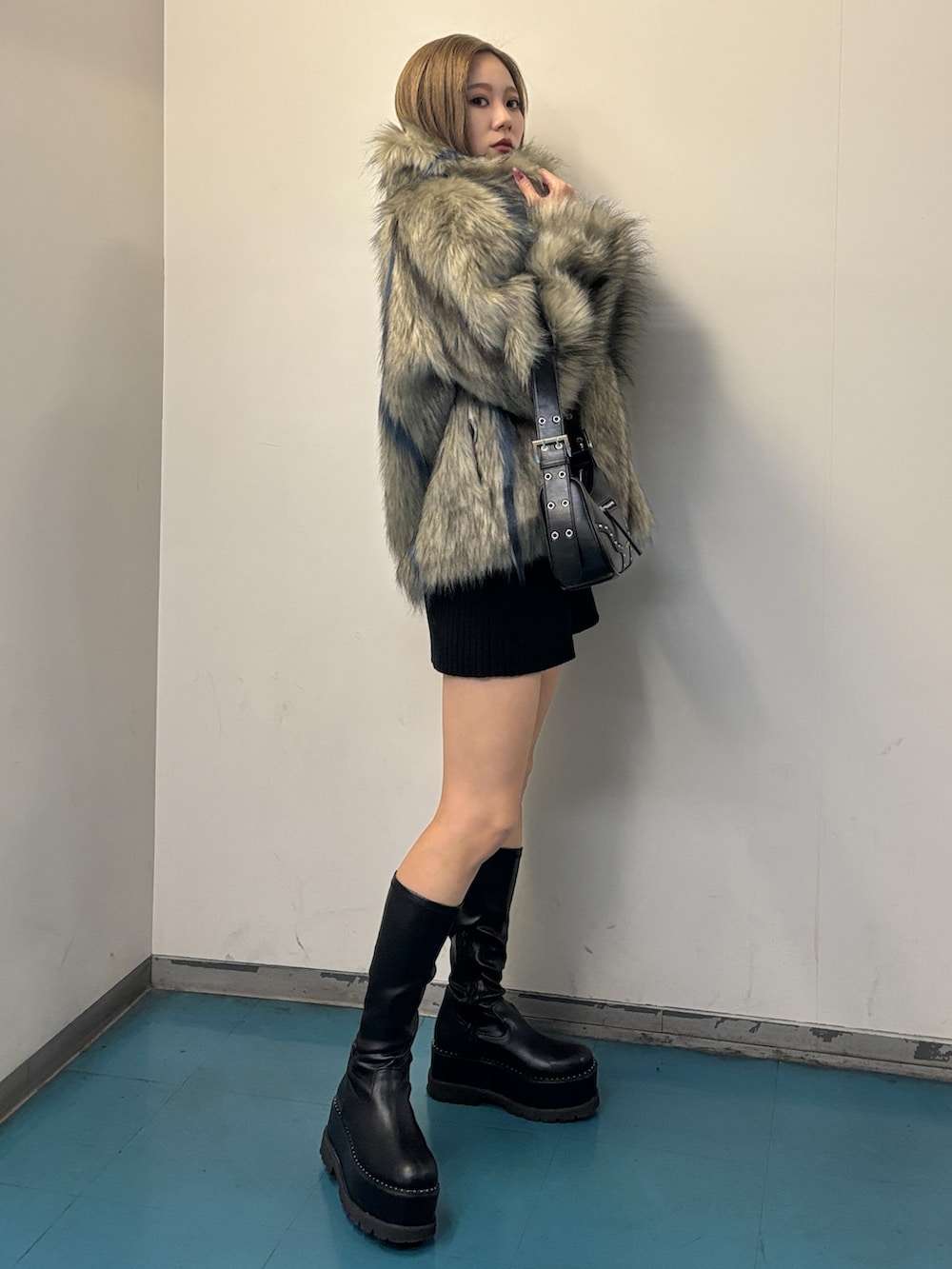 ブラック系のハンドバッグ、グレー系のその他アウター、ブラック系のその他パンツを着用したレディースの秋コーディネートの2枚目の写真