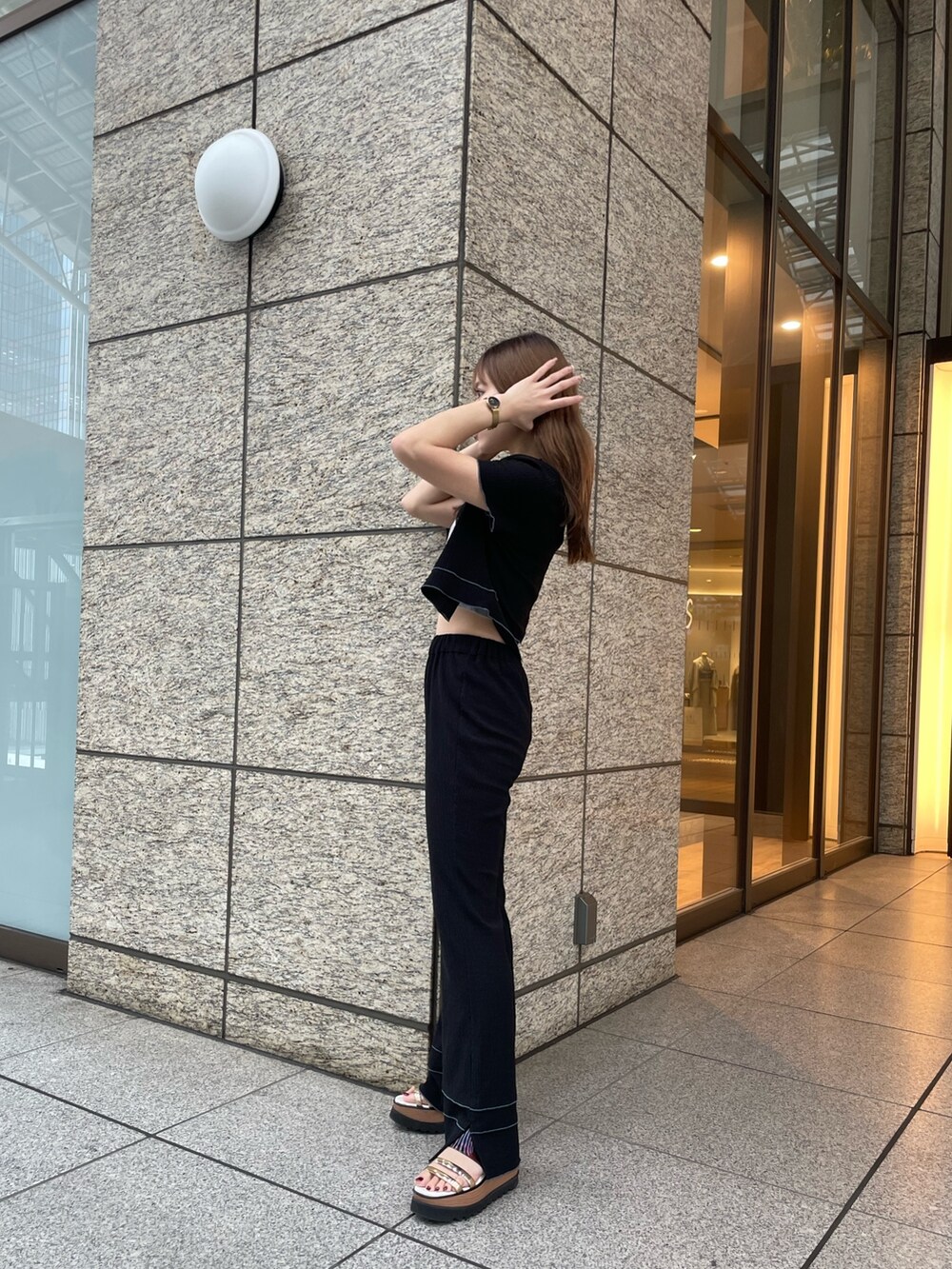 ブラック系のシャツ/ブラウス、ブラック系のその他パンツ、その他のサンダルを着用したレディースの春コーディネートの2枚目の写真