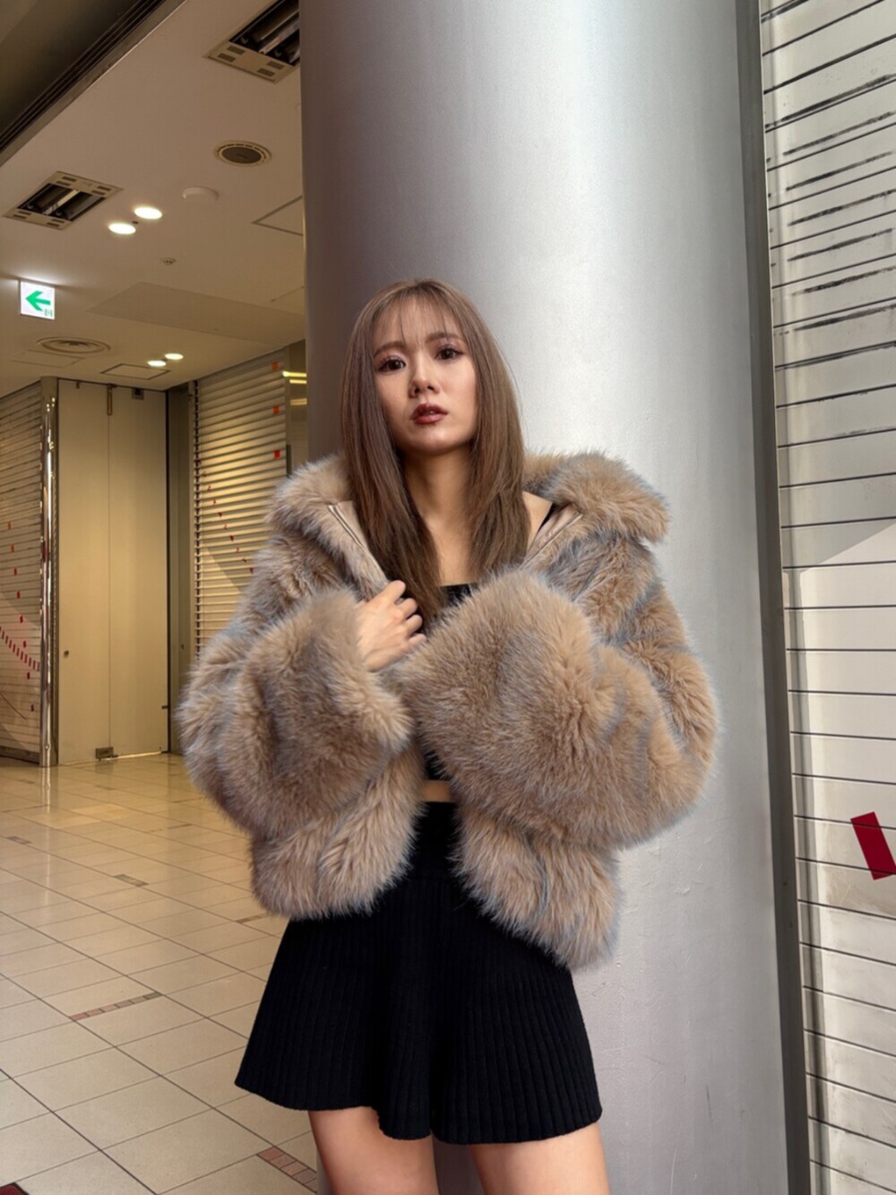 ブラック系のその他パンツ、ブラウン系のブルゾン、ブラック系のブーツを着用したレディースの秋コーディネートの5枚目の写真