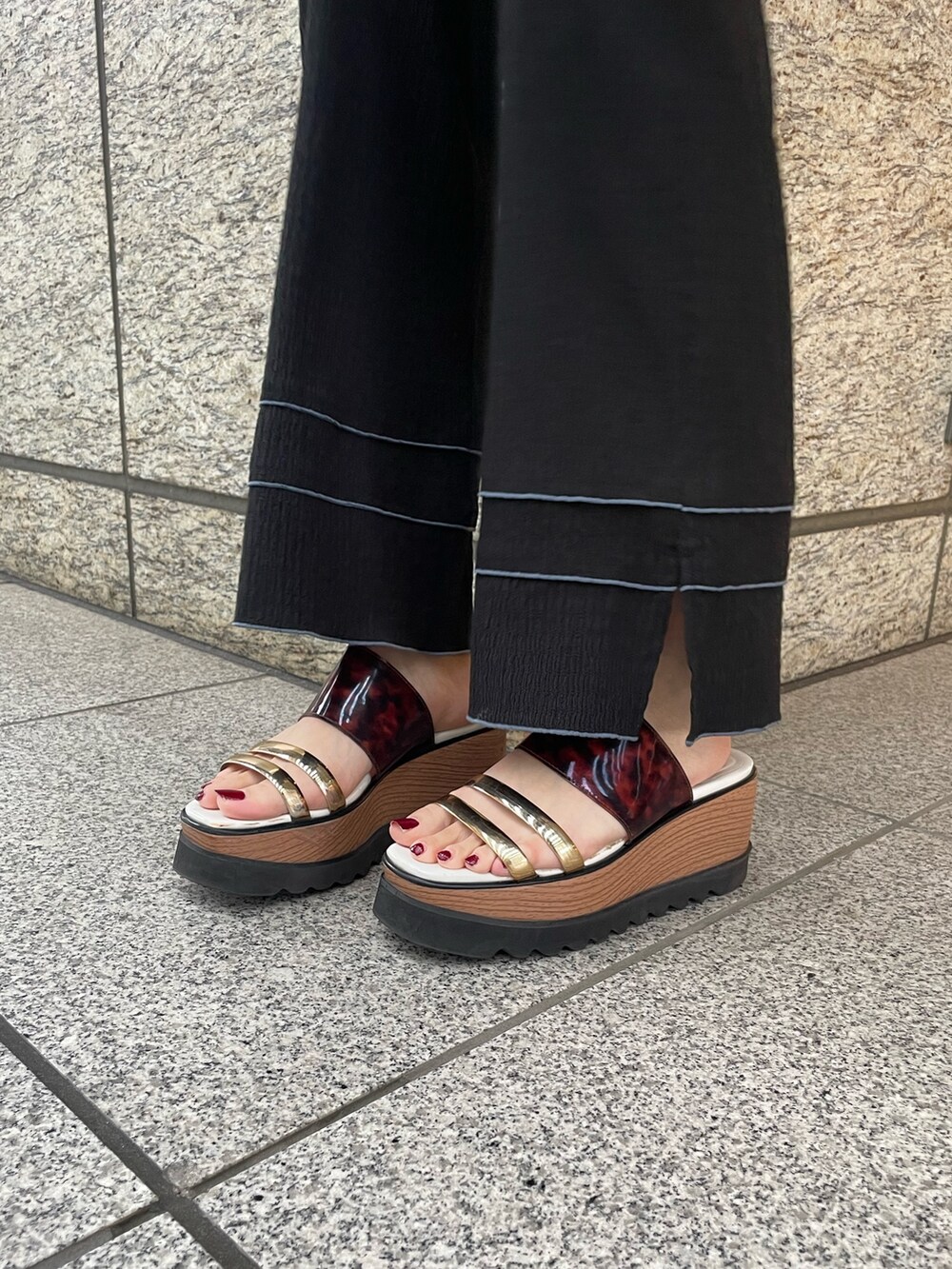 ブラック系のシャツ/ブラウス、ブラック系のその他パンツ、その他のサンダルを着用したレディースの春コーディネートの9枚目の写真