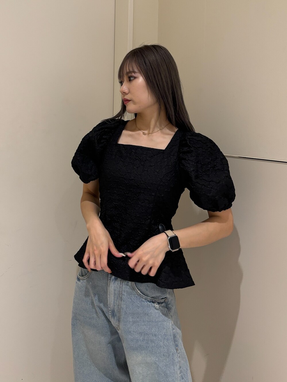 ブラック系のパンプス、ブルー系のデニムパンツ、ブラック系のシャツ/ブラウスを着用したレディースの夏コーディネートの6枚目の写真