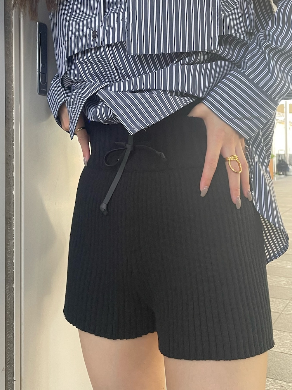 その他のシャツ/ブラウス、ブラック系のその他パンツ、ブラック系のブーツを着用したレディースの秋コーディネートの9枚目の写真