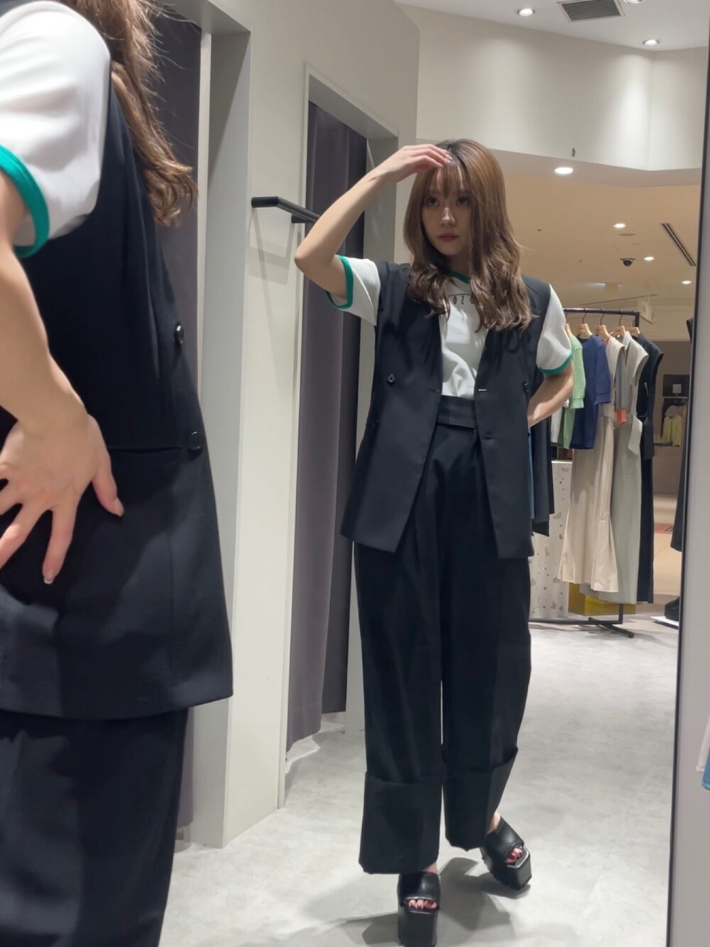 ホワイト系のTシャツ/カットソー、ブラック系のテーラードジャケット、ブラック系のスラックスを着用したレディースの春コーディネートの4枚目の写真