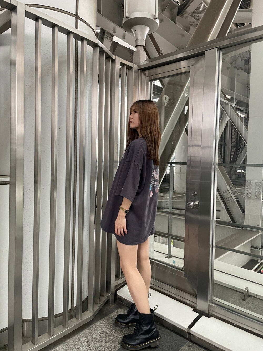 グレー系のTシャツ/カットソー、ホワイト系のハンドバッグを着用したレディースの春コーディネートの3枚目の写真