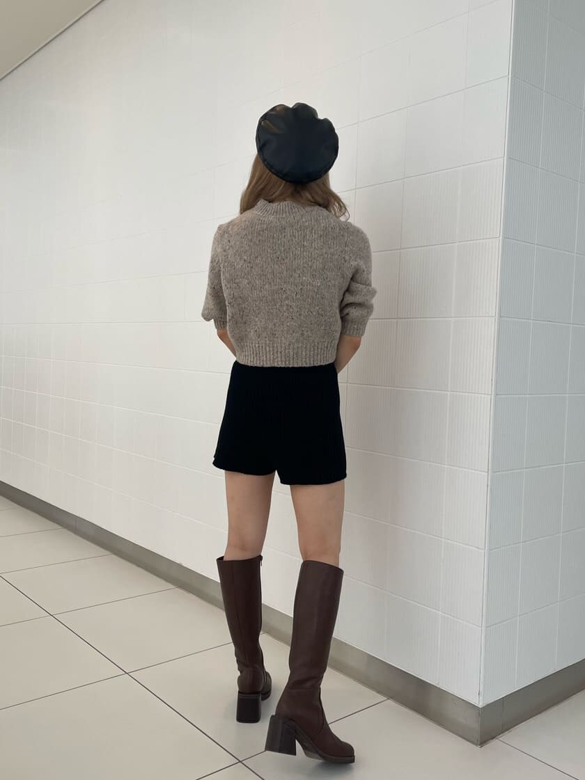 ブラック系のその他パンツ、ブラウン系のブーツ、ホワイト系のニット/セーターを着用したレディースの夏コーディネートの3枚目の写真