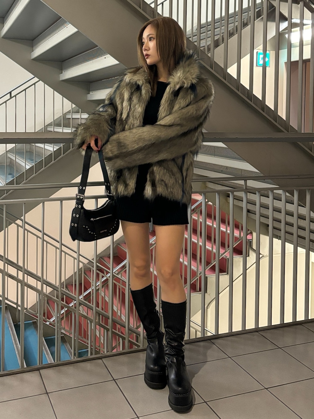 ブラック系のハンドバッグ、グレー系のその他アウター、ブラック系のその他パンツを着用したレディースの秋コーディネートの4枚目の写真