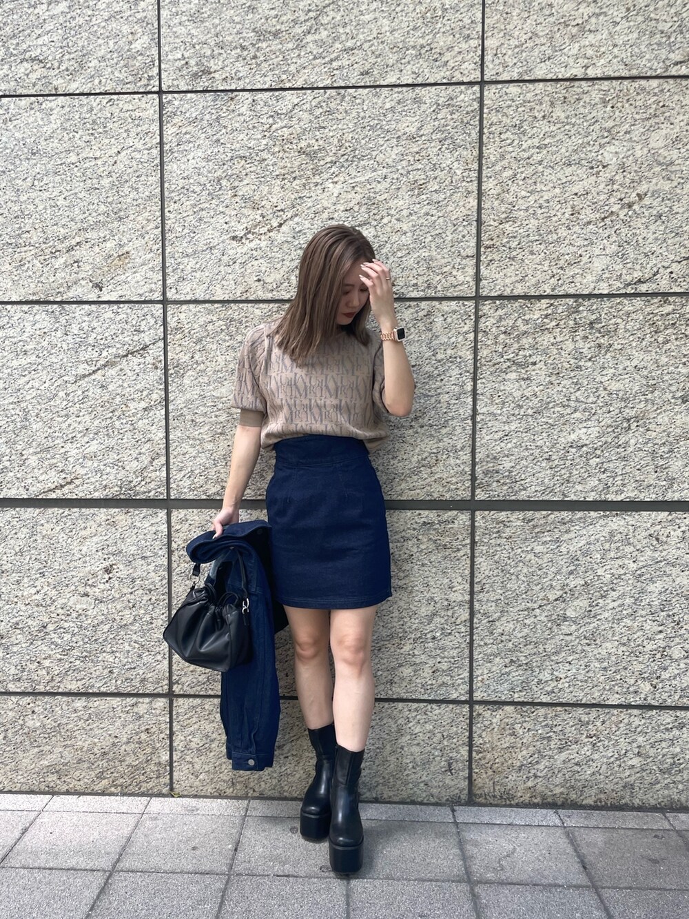 ベージュ系のニット/セーター、ブルー系のスカート、ブラック系のブーツを着用したレディースの夏コーディネートの6枚目の写真