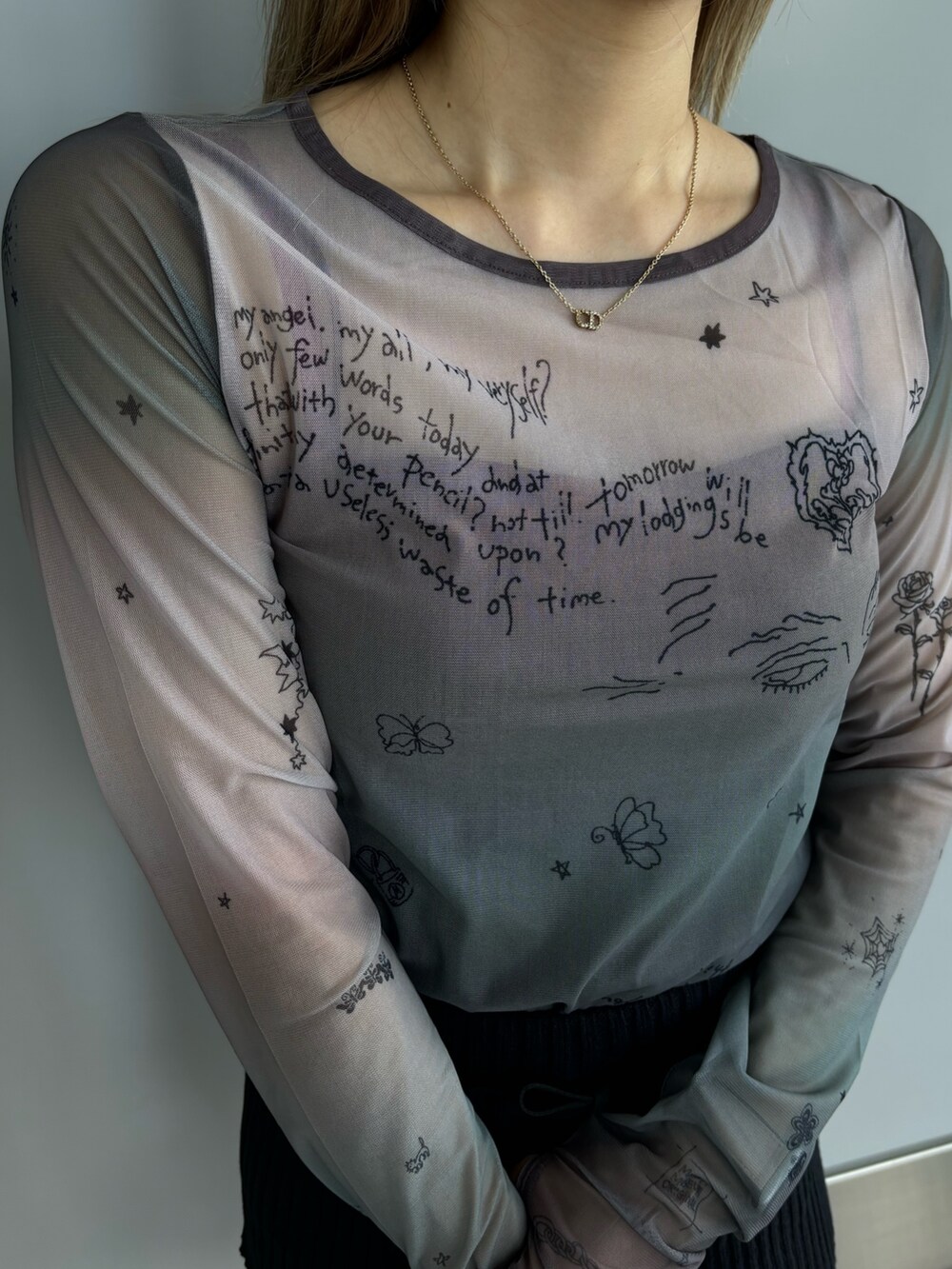 ブラック系のその他パンツ、ブラック系のTシャツ/カットソーを着用したレディースの夏コーディネートの8枚目の写真