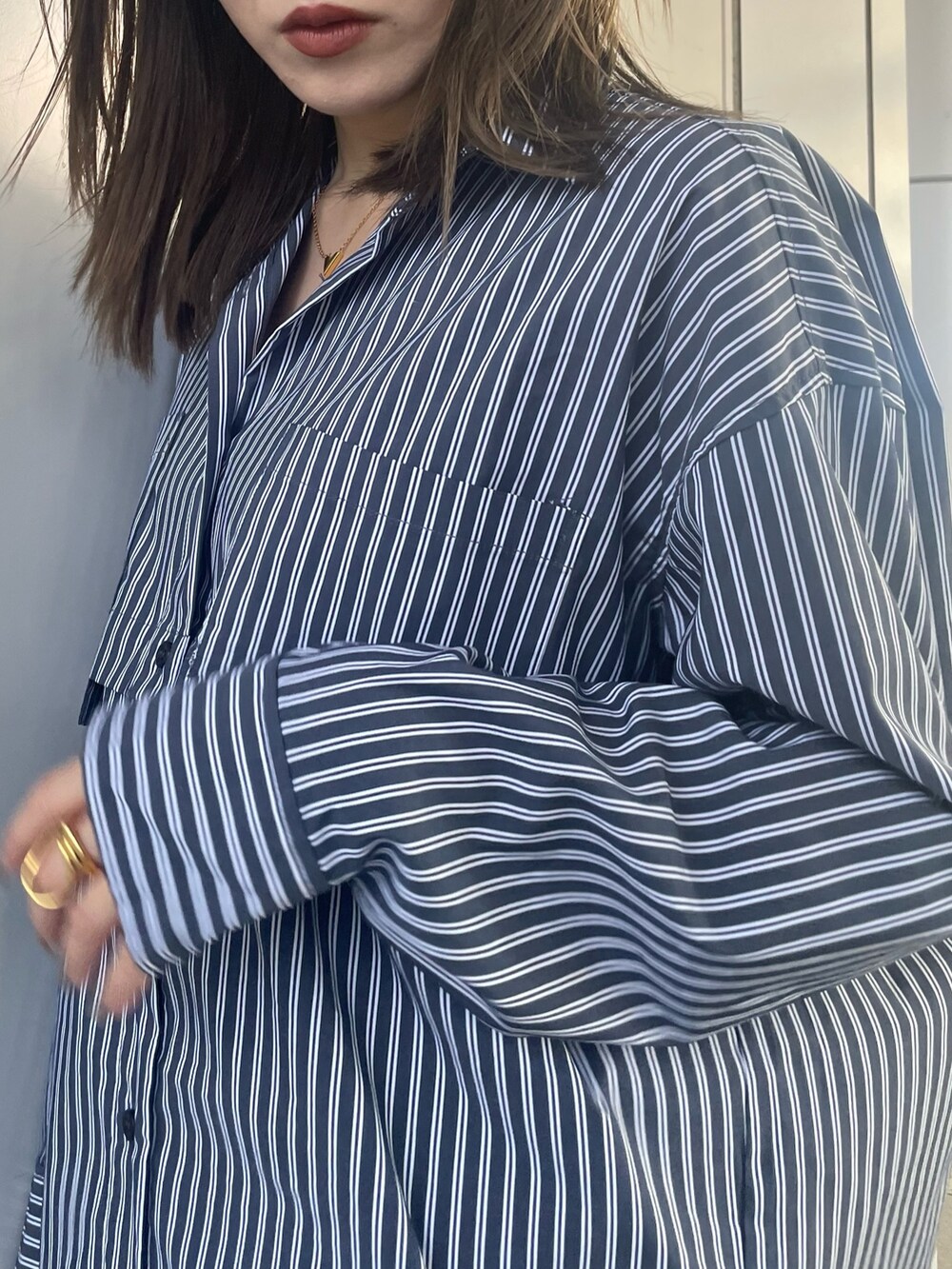 その他のシャツ/ブラウス、ブラック系のその他パンツ、ブラック系のブーツを着用したレディースの秋コーディネートの8枚目の写真