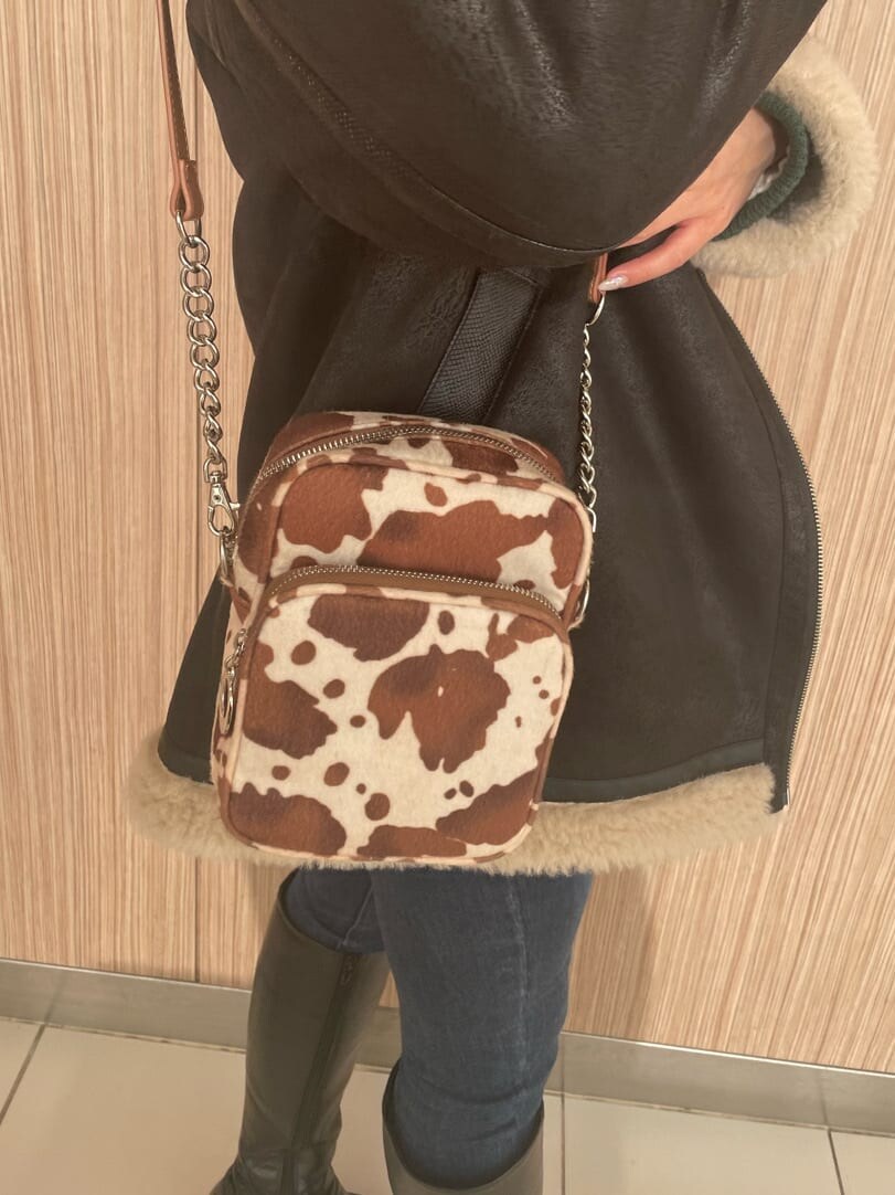 その他のハンドバッグ、ブラック系のブルゾン、ブラック系のブーツを着用したレディースの冬コーディネートの6枚目の写真