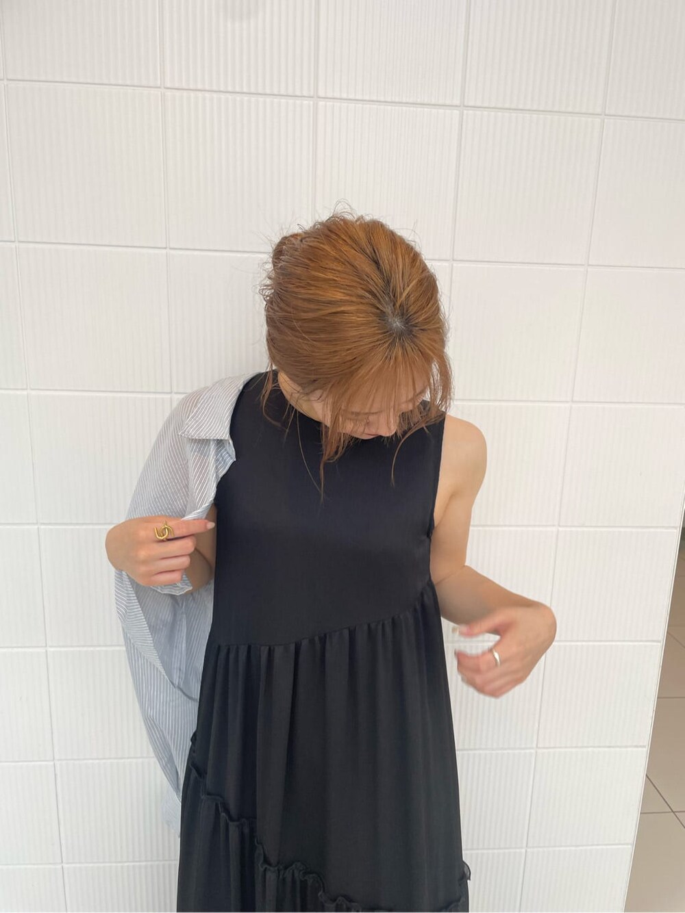 ブラック系のワンピースを着用したレディースの夏コーディネートの7枚目の写真