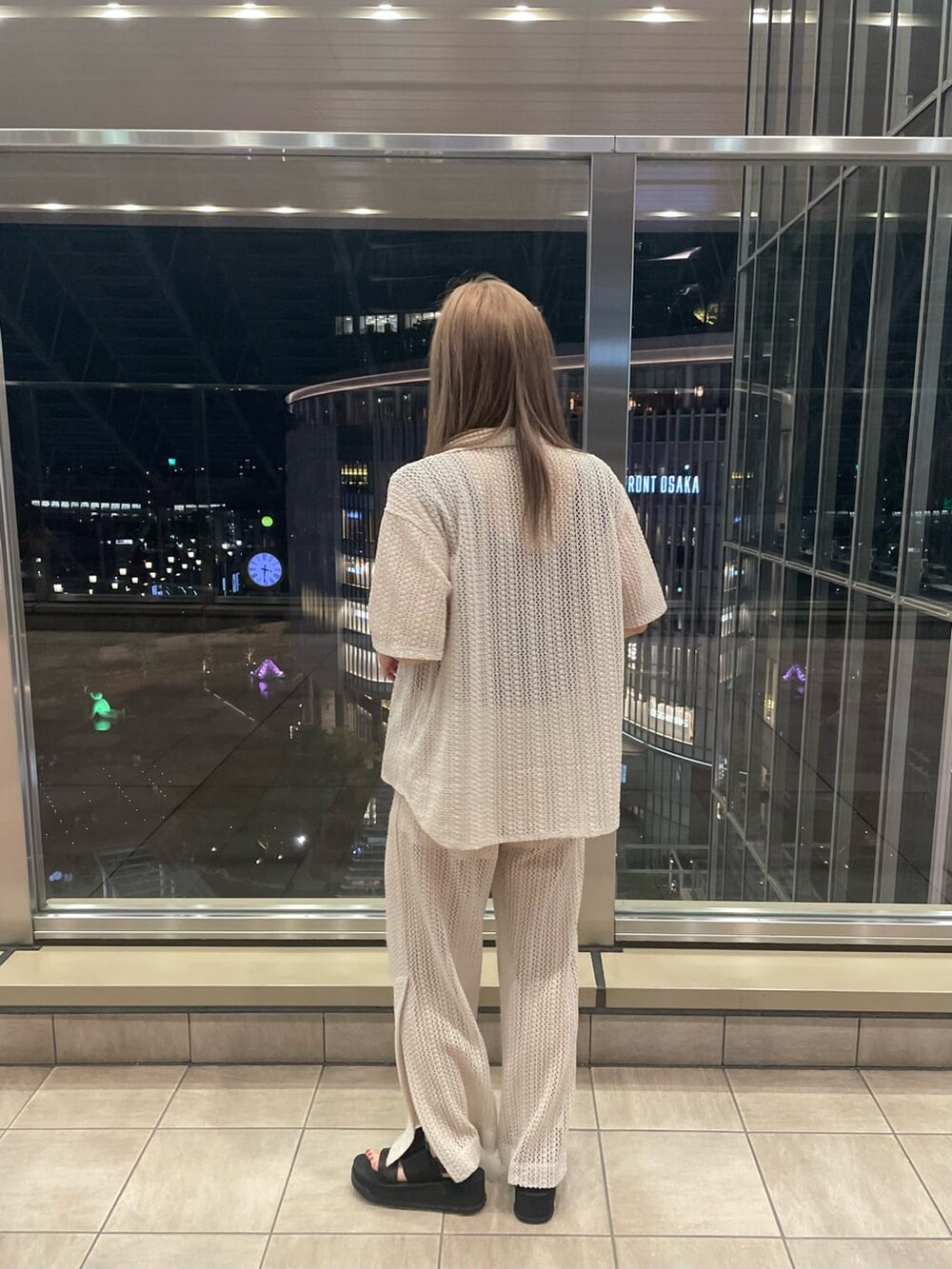 ベージュ系のタンクトップ、ホワイト系のスウェットパンツ、ホワイト系のシャツ/ブラウスを着用したレディースの春コーディネートの8枚目の写真