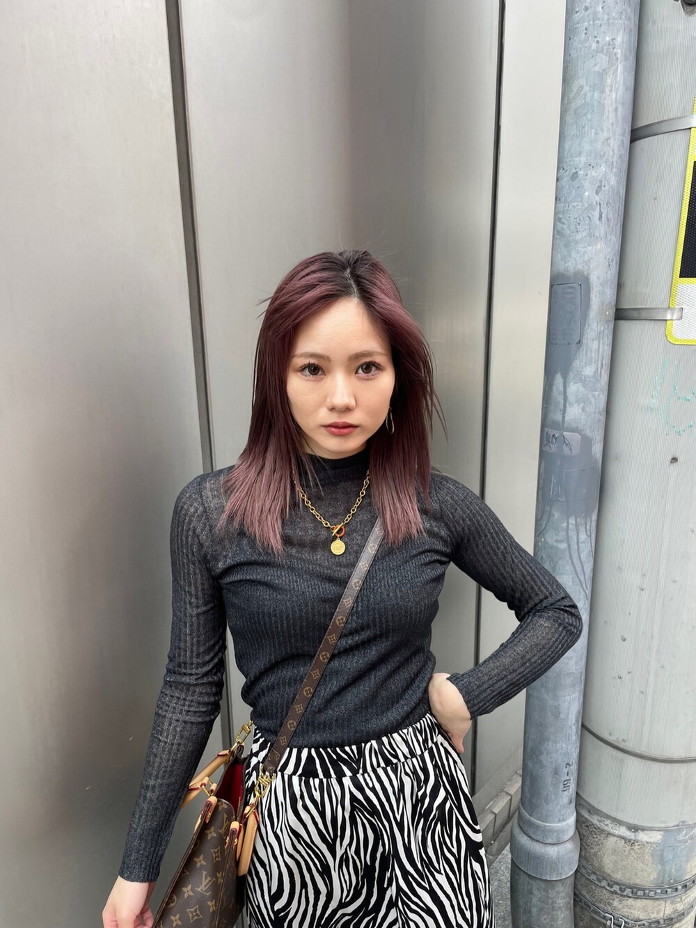 ブラック系のニット/セーター、ホワイト系のスカート、その他のサンダルを着用したレディースの春コーディネートの6枚目の写真