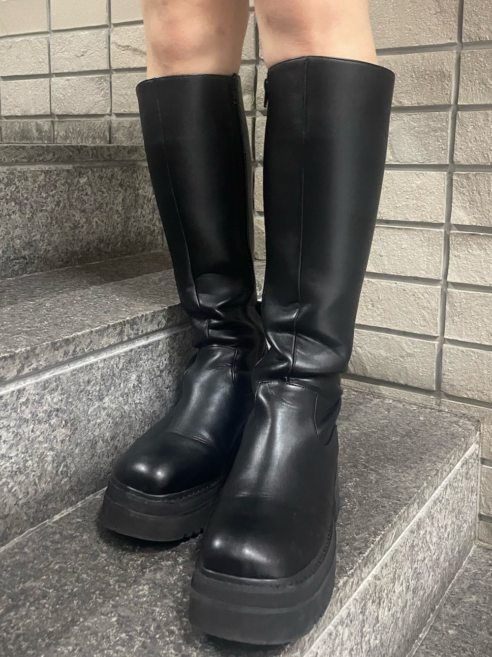 その他のシャツ/ブラウス、ブラック系のその他パンツ、ブラック系のブーツを着用したレディースの秋コーディネートの10枚目の写真