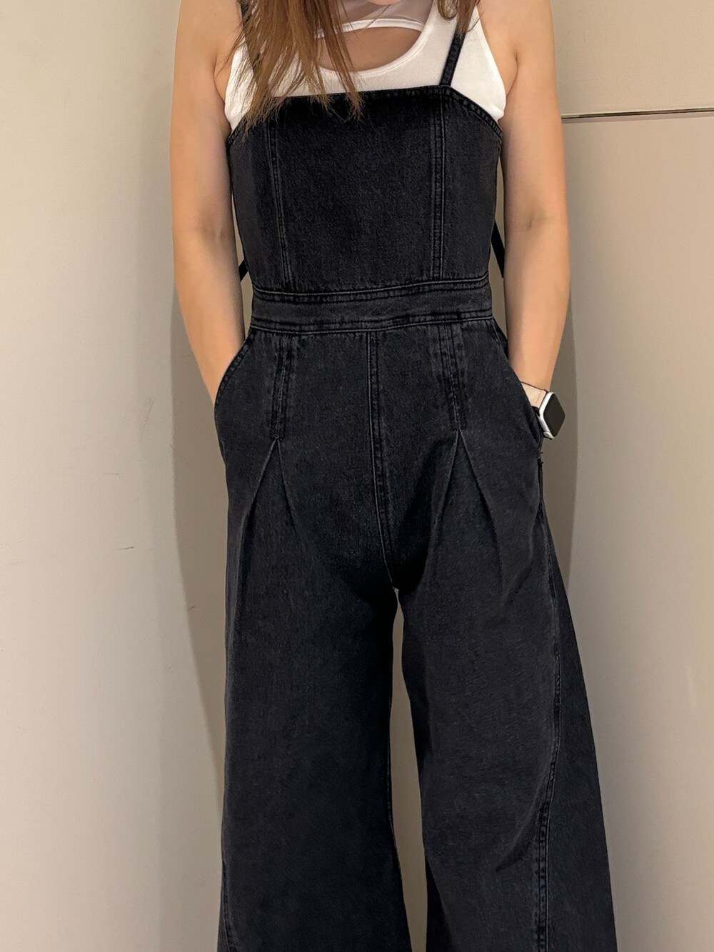 本田莉央奈さんの「デザインデニムロンパース（MURUA）」を使ったコーディネートの9枚目の写真