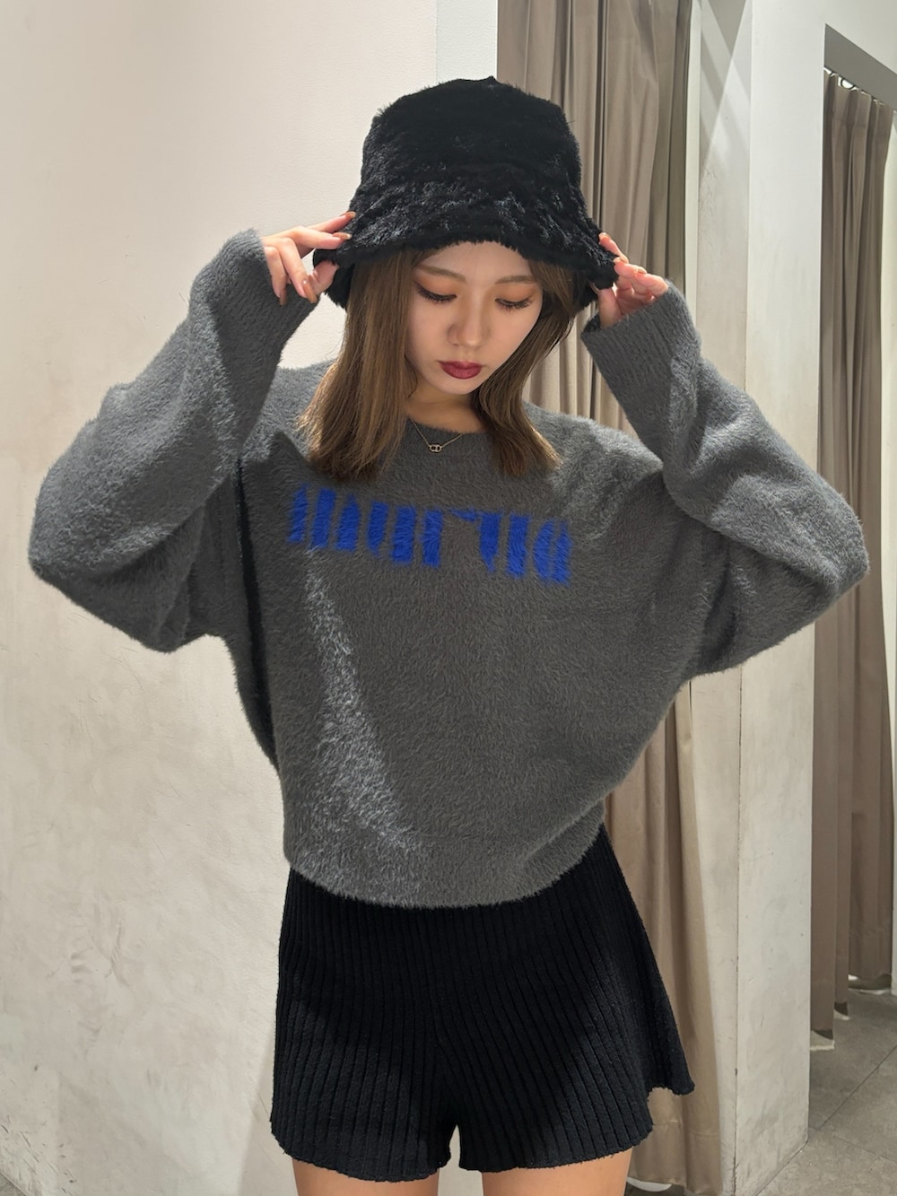 グレー系のニット/セーター、ブラック系のその他パンツ、ブラック系のブーツを着用したレディースの秋コーディネートの7枚目の写真