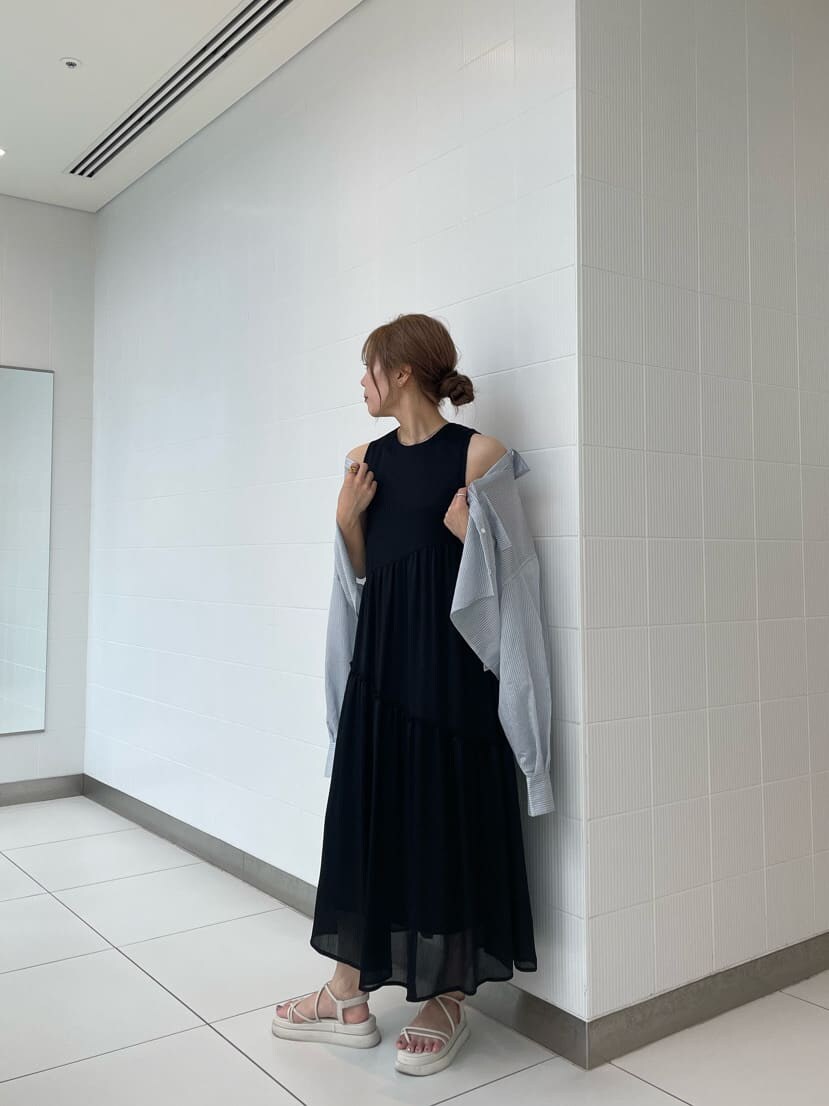 ブラック系のワンピースを着用したレディースの夏コーディネートの2枚目の写真