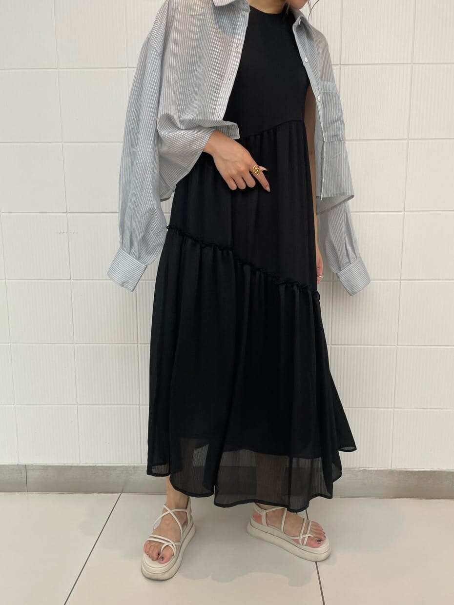 ブラック系のワンピースを着用したレディースの夏コーディネートの4枚目の写真