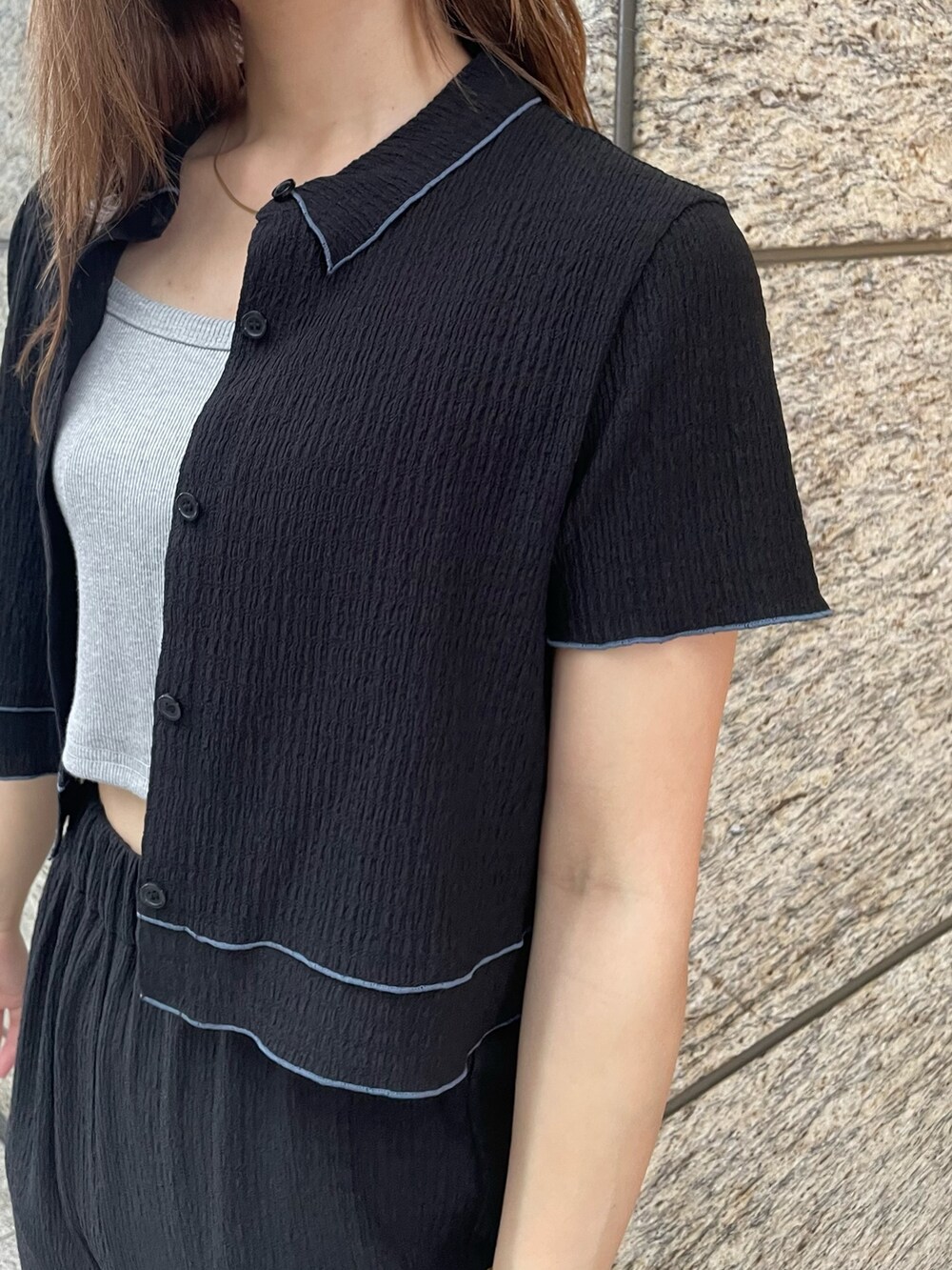 ブラック系のシャツ/ブラウス、ブラック系のその他パンツ、その他のサンダルを着用したレディースの春コーディネートの7枚目の写真