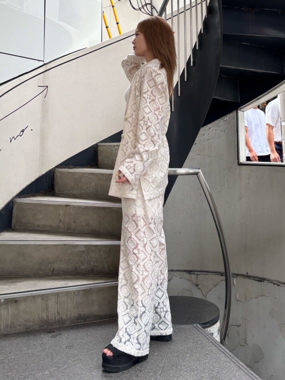 ホワイト系のキャミソール、ホワイト系のテーラードジャケット、ホワイト系のその他パンツを着用したレディースの春コーディネートの5枚目の写真