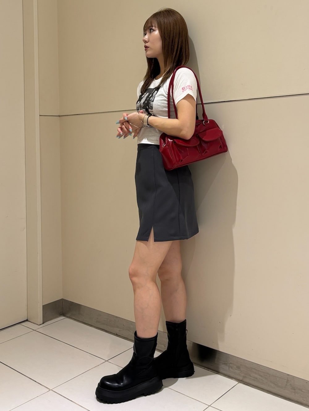 ホワイト系のTシャツ/カットソー、グレー系のスカートを着用したレディースの春コーディネートの4枚目の写真