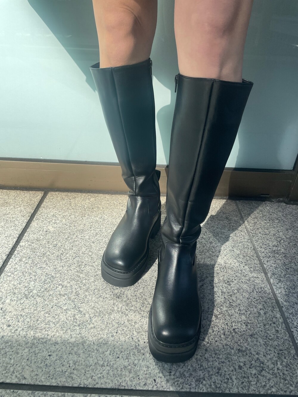 ブラック系のニット/セーター、ブラウン系のワンピース、イエロー系のブルゾンを着用したレディースの冬コーディネートの10枚目の写真