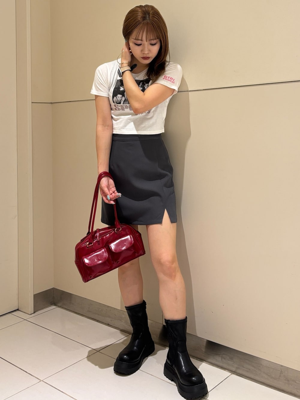 ホワイト系のTシャツ/カットソー、グレー系のスカートを着用したレディースの春コーディネートの2枚目の写真