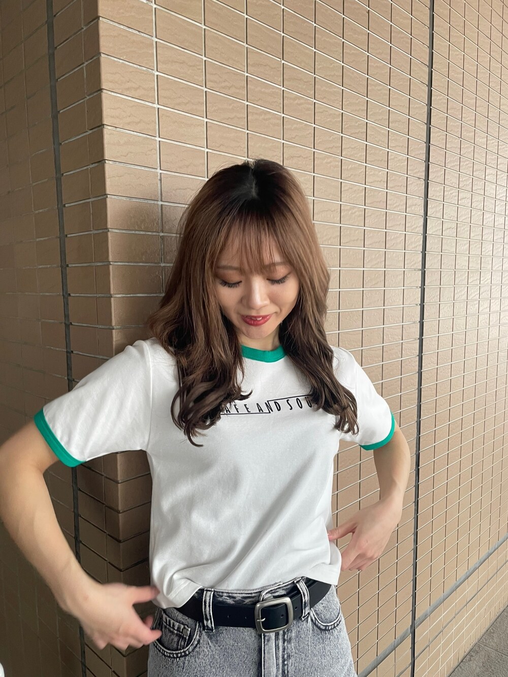 ホワイト系のTシャツ/カットソー、グレー系のデニムパンツを着用したレディースの春コーディネートの5枚目の写真