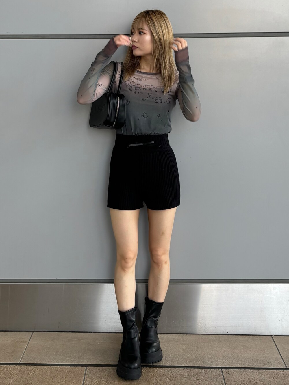 ブラック系のその他パンツ、ブラック系のTシャツ/カットソーを着用したレディースの夏コーディネートの5枚目の写真