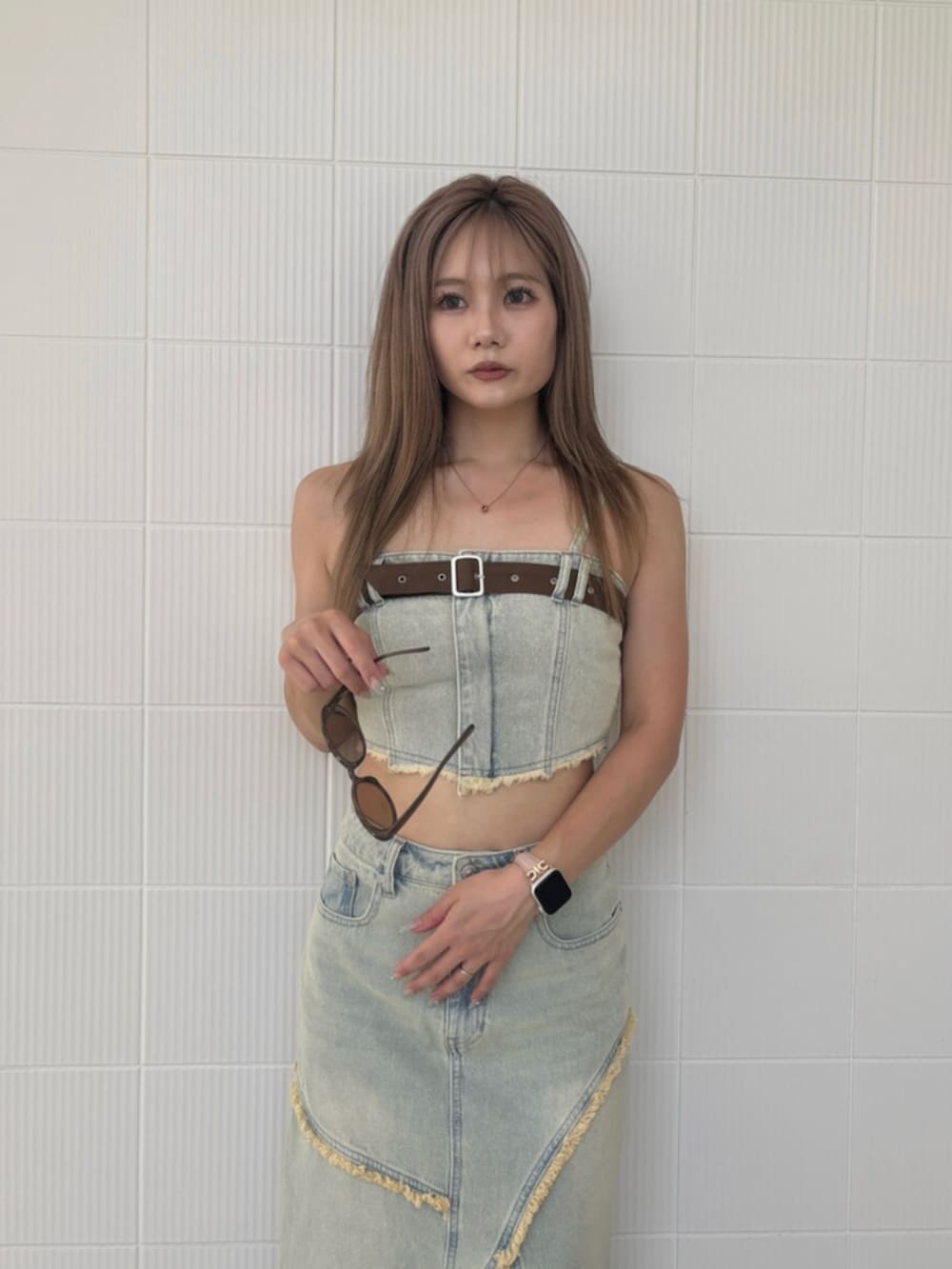 ブルー系のその他トップス、ブルー系のデニムスカート、ブラウン系のブーツを着用したレディースの夏コーディネートの6枚目の写真