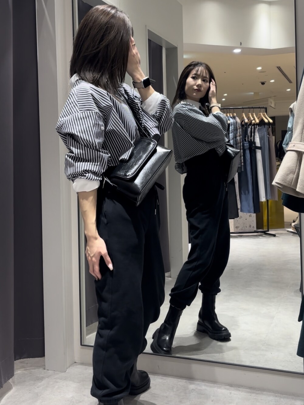 その他のシャツ/ブラウス、ブラック系のショルダーバッグ、ブラック系のブーツを着用したレディースの冬コーディネートの2枚目の写真