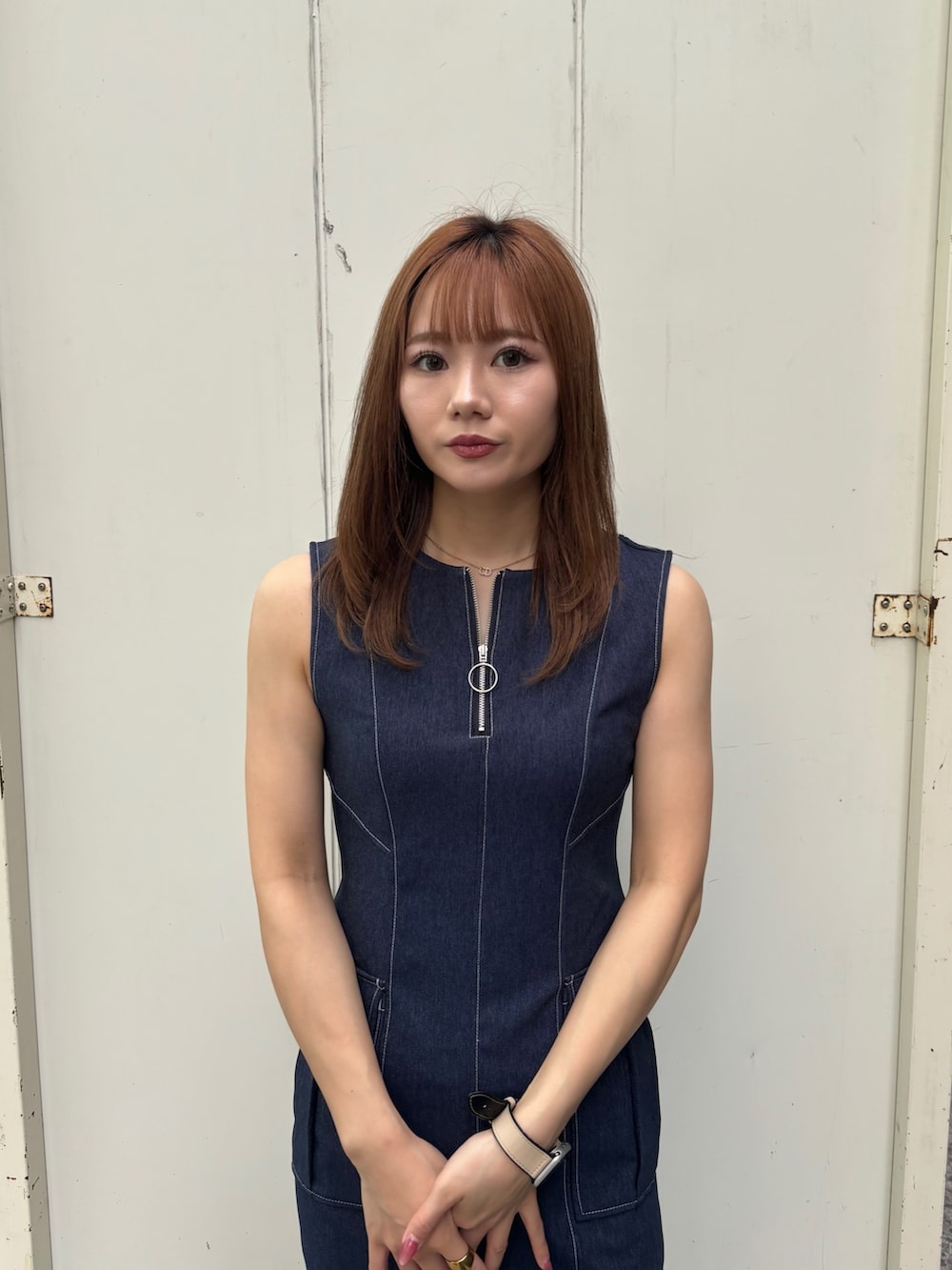 ブルー系のワンピース、ブラック系のブーツを着用したレディースの春コーディネートの6枚目の写真