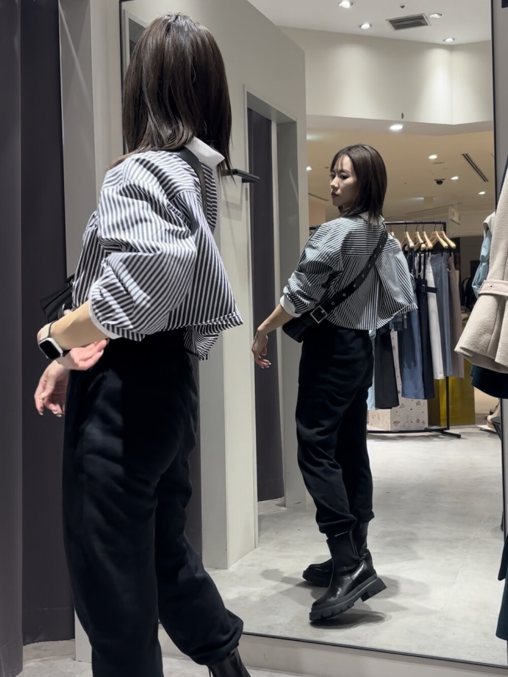 その他のシャツ/ブラウス、ブラック系のショルダーバッグ、ブラック系のブーツを着用したレディースの冬コーディネートの3枚目の写真