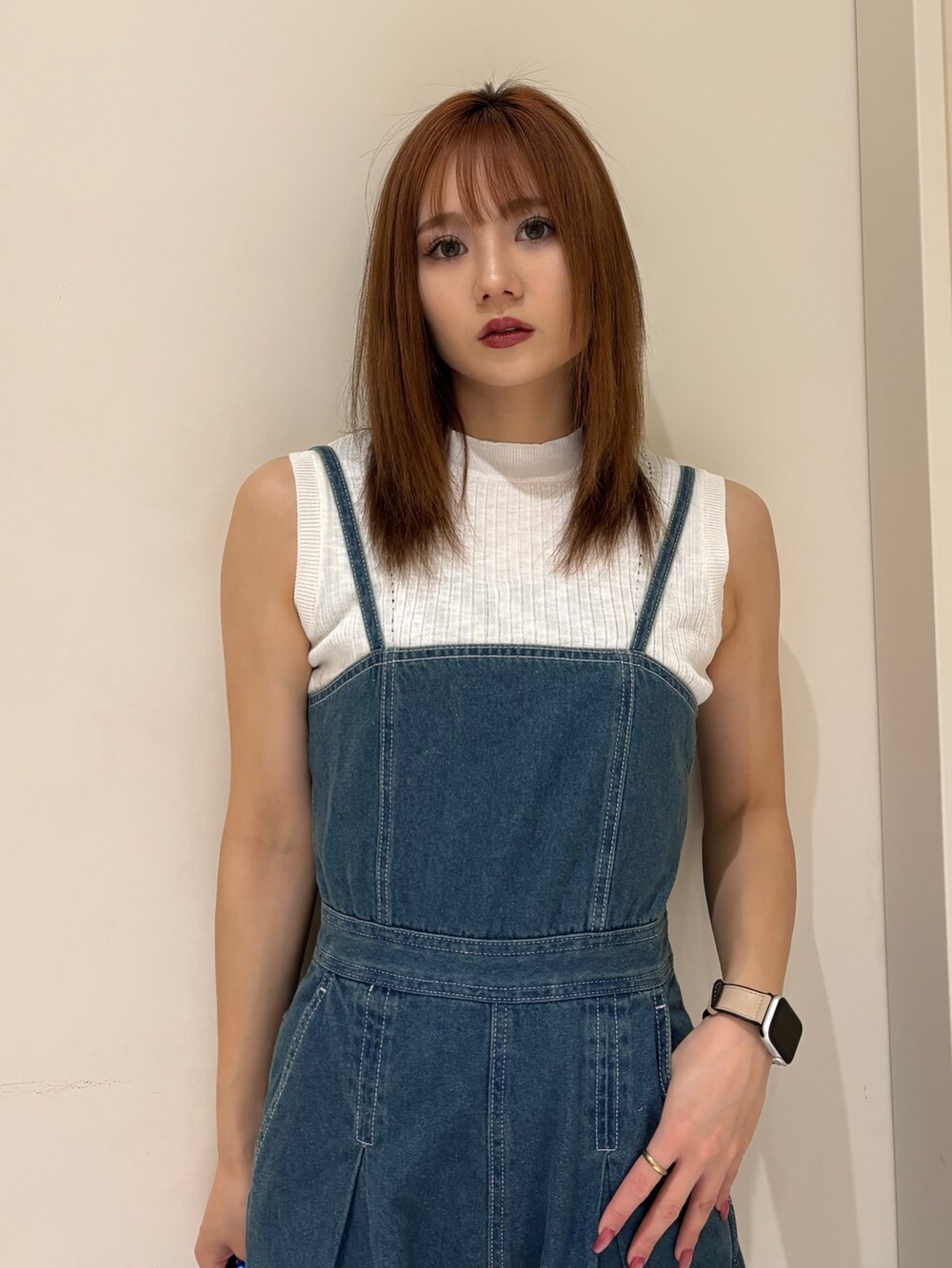 ブラック系のサンダル、ブルー系のつなぎ/オールインワン、ホワイト系のタンクトップを着用したレディースの春コーディネートの6枚目の写真