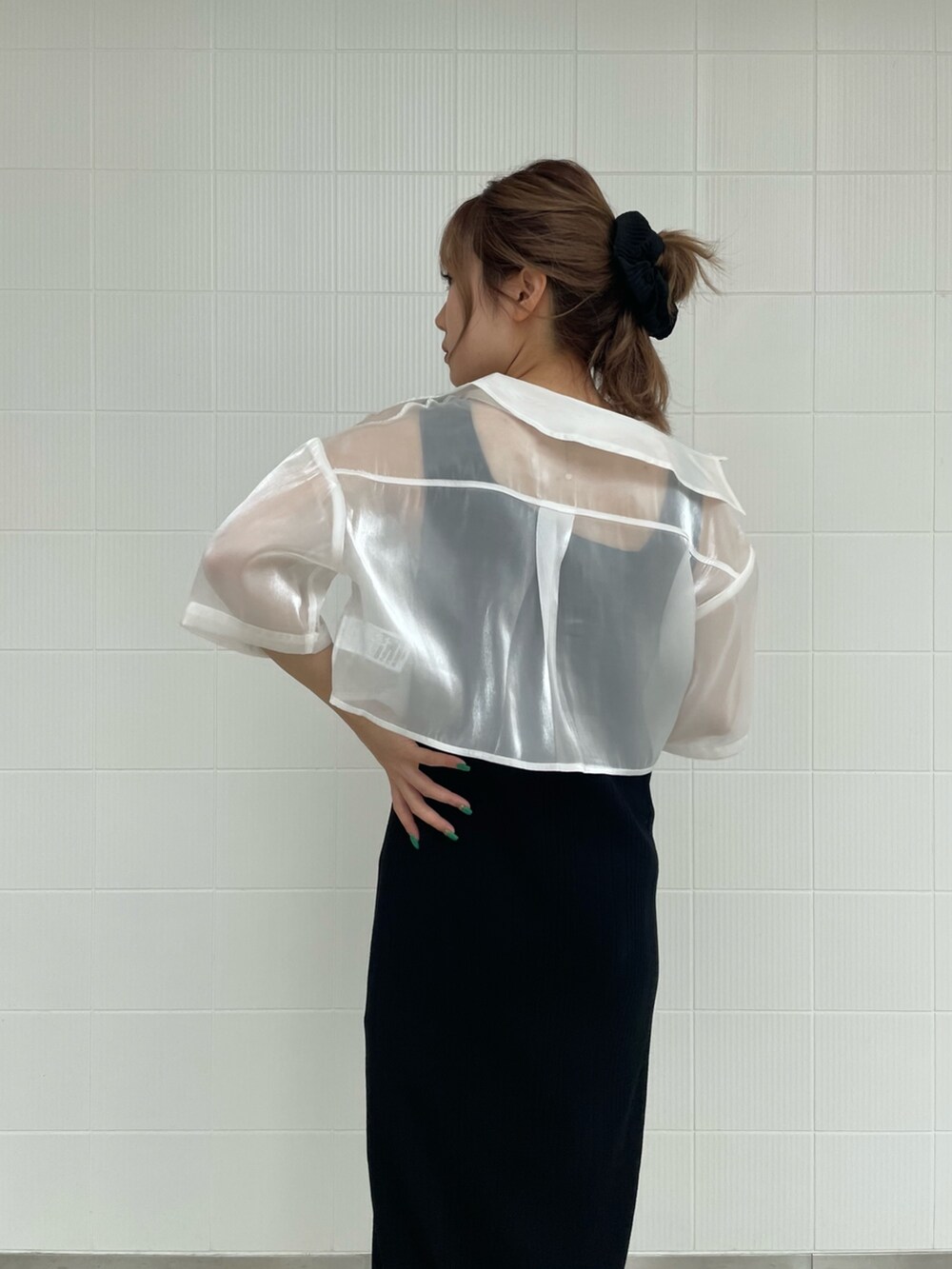 ホワイト系のシャツ/ブラウス、ブラック系のワンピース、その他のサンダルを着用したレディースの春コーディネートの7枚目の写真