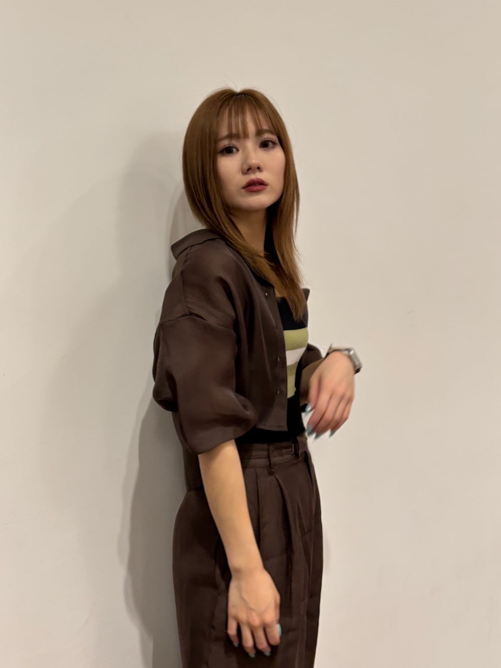 ブラウン系のその他パンツ、ブラック系のサンダル、ブラウン系のシャツ/ブラウスを着用したレディースの夏コーディネートの5枚目の写真