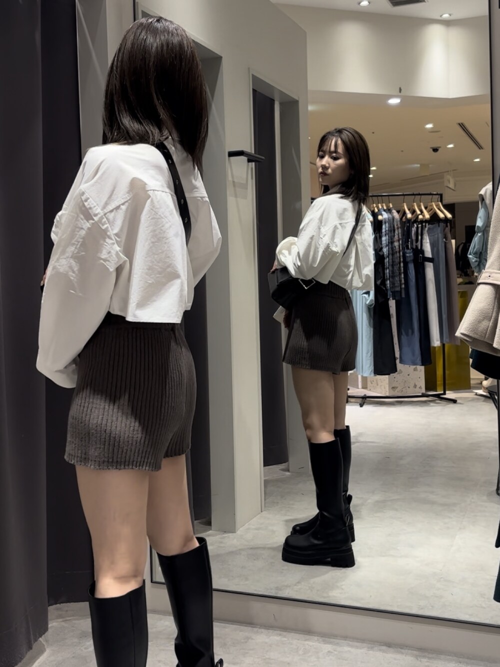 ホワイト系のシャツ/ブラウス、ブラウン系のその他パンツ、ブラック系のブーツを着用したレディースの冬コーディネートの2枚目の写真