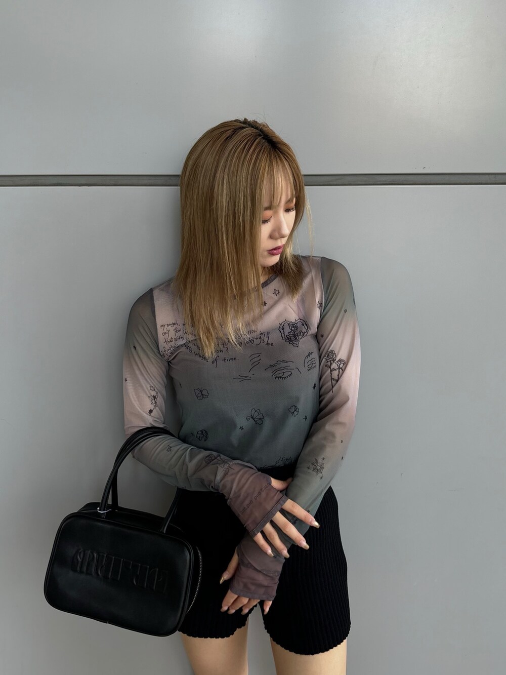 ブラック系のその他パンツ、ブラック系のTシャツ/カットソーを着用したレディースの夏コーディネートの6枚目の写真