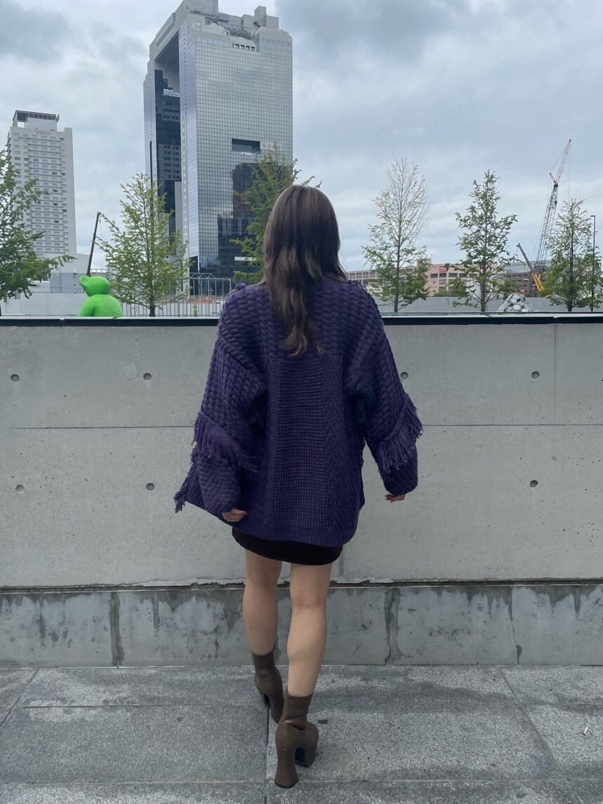 ブラウン系のスカート、ベージュ系のブーツ、パープル系のカーディガン/ボレロを着用したレディースの秋コーディネートの5枚目の写真