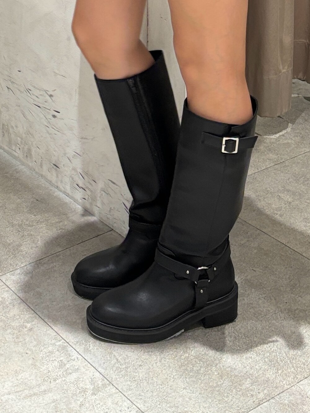 グレー系のニット/セーター、ブラック系のその他パンツ、ブラック系のブーツを着用したレディースの秋コーディネートの10枚目の写真