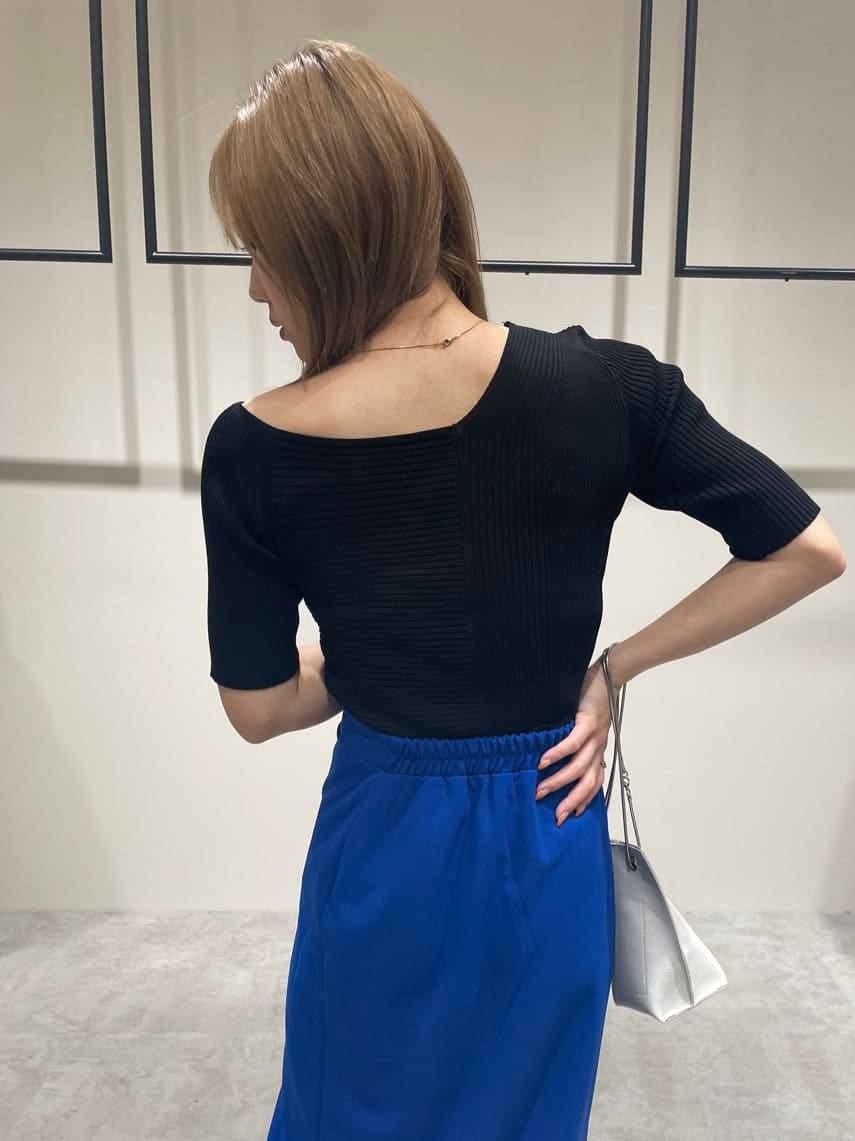 その他のサンダル、ブラック系のニット/セーター、ブルー系のスカートを着用したレディースの夏コーディネートの3枚目の写真
