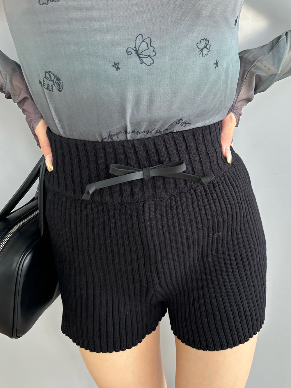 ブラック系のその他パンツ、ブラック系のTシャツ/カットソーを着用したレディースの夏コーディネートの9枚目の写真