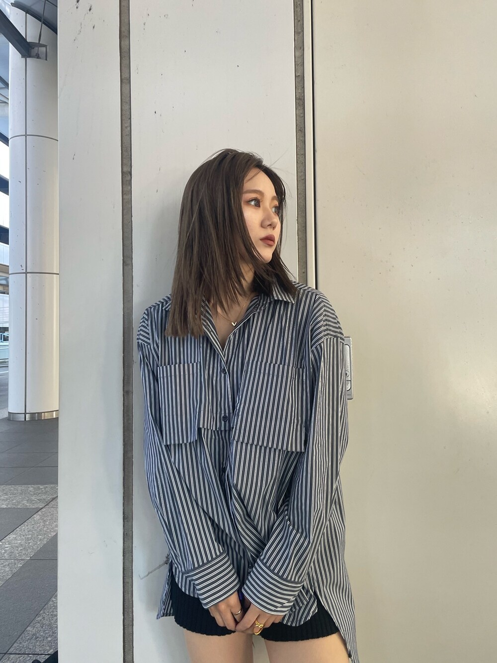 その他のシャツ/ブラウス、ブラック系のその他パンツ、ブラック系のブーツを着用したレディースの秋コーディネートの6枚目の写真