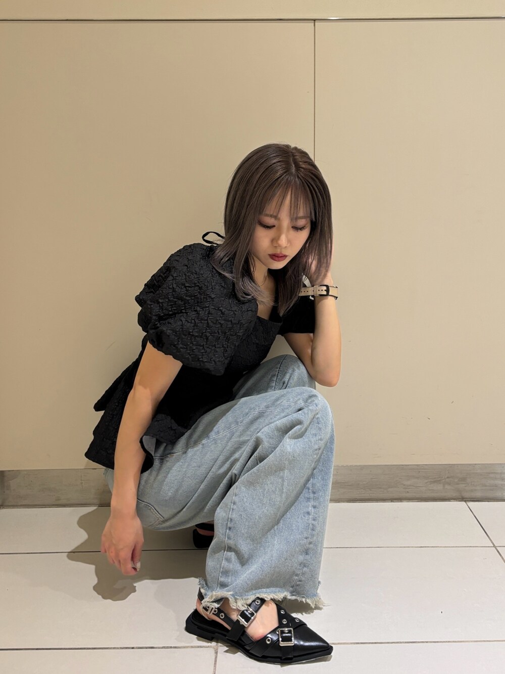 ブラック系のパンプス、ブルー系のデニムパンツ、ブラック系のシャツ/ブラウスを着用したレディースの夏コーディネートの7枚目の写真