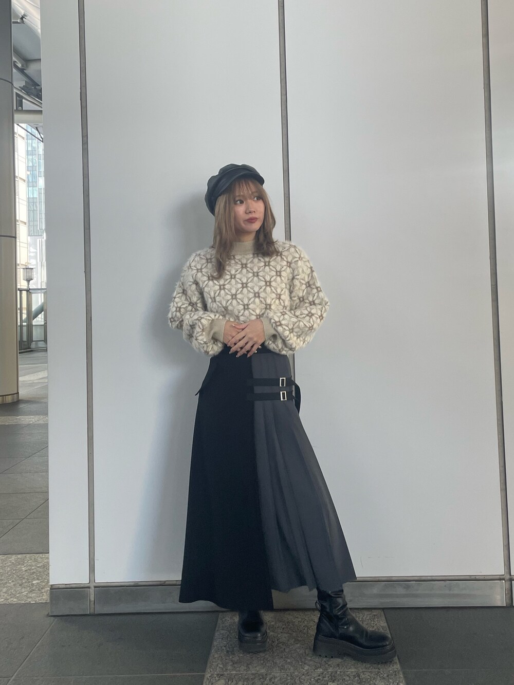 ホワイト系のニット/セーター、ブラック系のスカートを着用したレディースの冬コーディネートの2枚目の写真