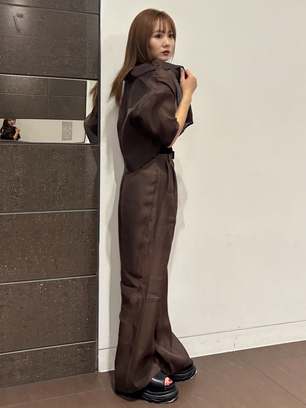 ブラウン系のその他パンツ、ブラック系のサンダル、ブラウン系のシャツ/ブラウスを着用したレディースの夏コーディネートの3枚目の写真